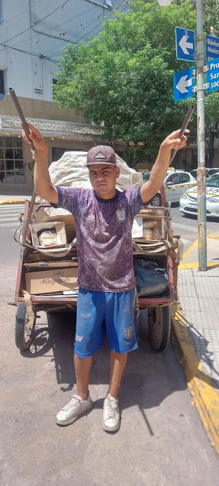 TESTIMONIO. Fernando Soria dejó la escuela en 2° Año; camina más de 100 cuadras por día juntando cartones.