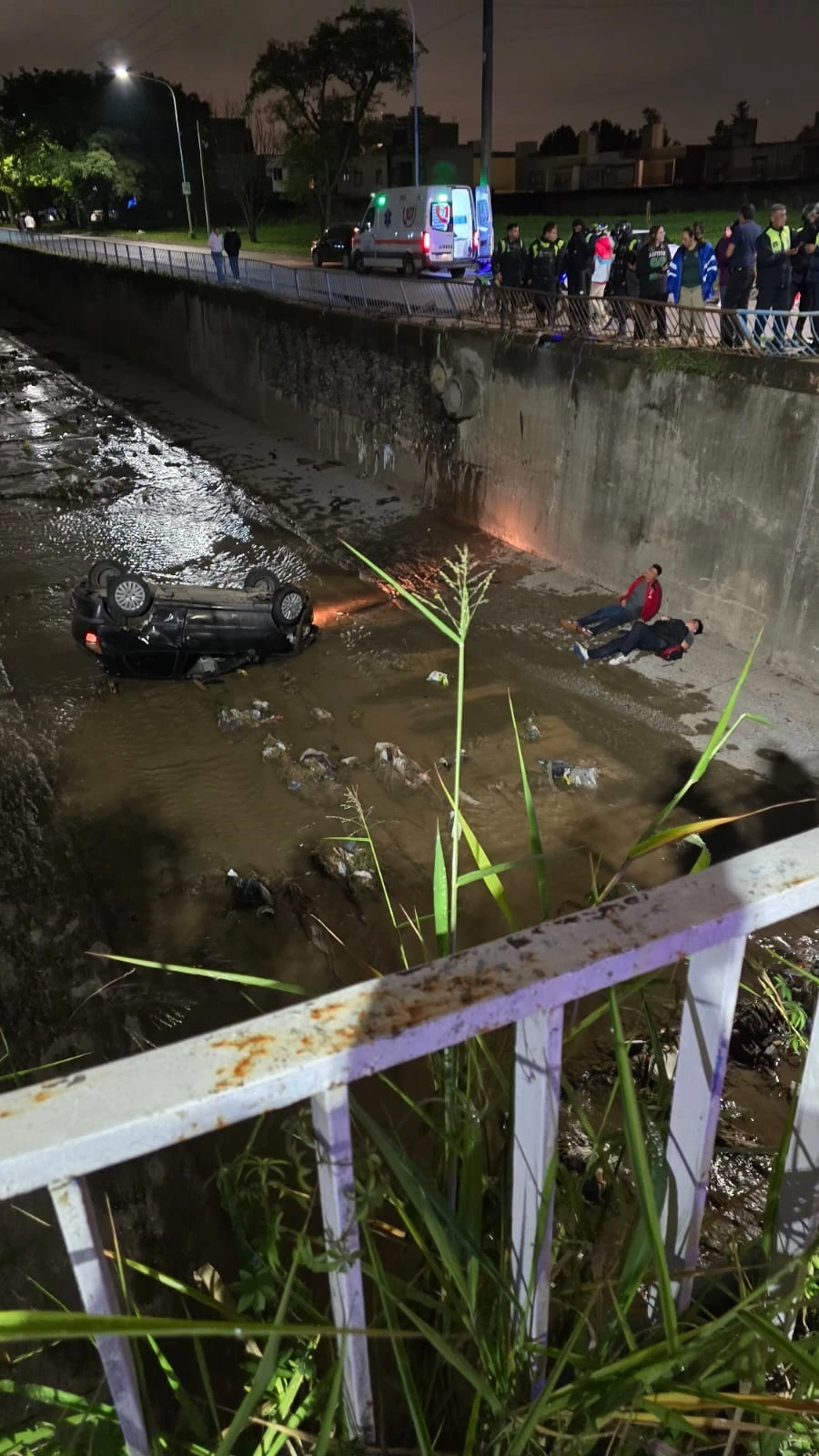 A LA MADRUGADA. Los ocupantes del auto lograron salir por sus medios del vehículo. Resultaron heridos. as dfasdfasdfasdf