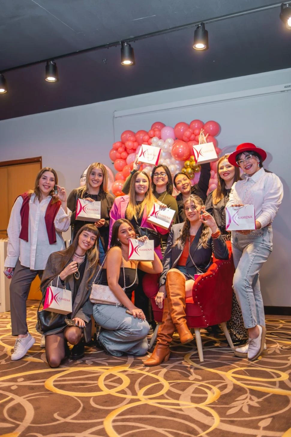 ENTUSIASTAS VENDEDORAS. El equipo de Kamena Fever está motivado.