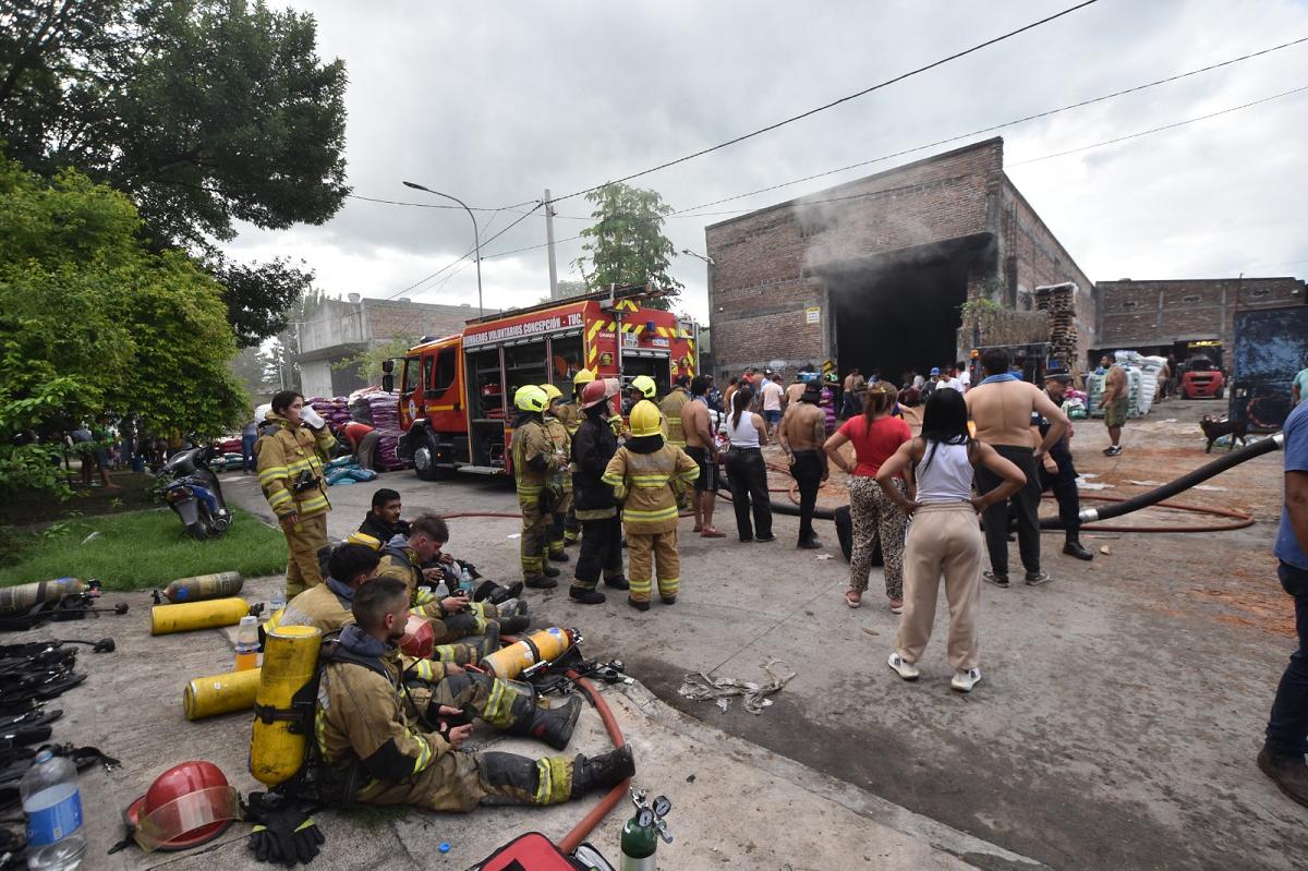 ALGUNOS BOMBEROS toman un descanse, después de combatir contra el fuego