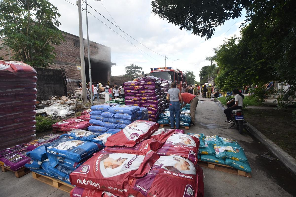 LA MERCADERÍA rescatada de las llamas. 