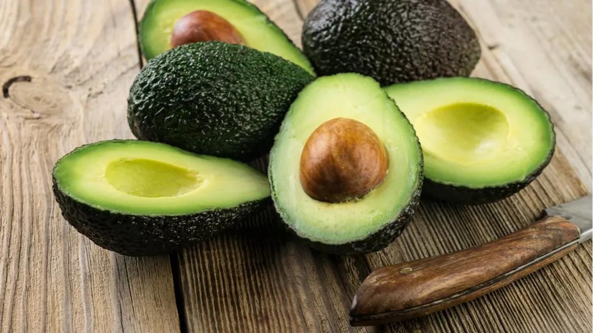 Mezclar cáscara de palta con aceite de coco crea un exfoliante corporal efectivo.