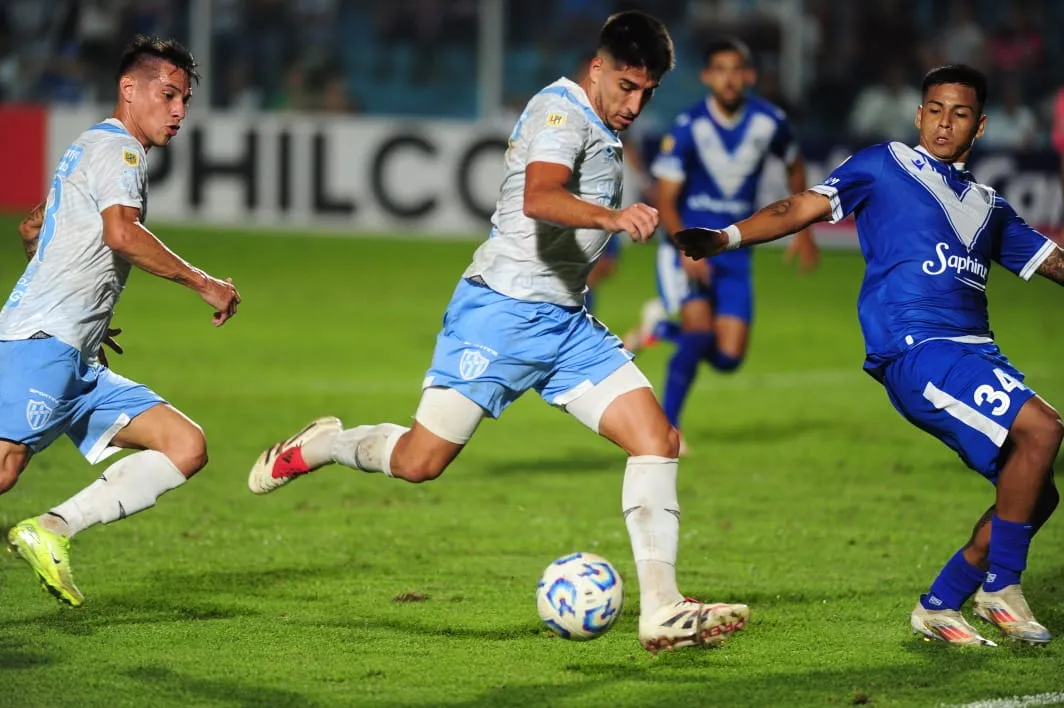 Atlético Tucumán perdió 2-1 contra Vélez en el Monumental José Fierro