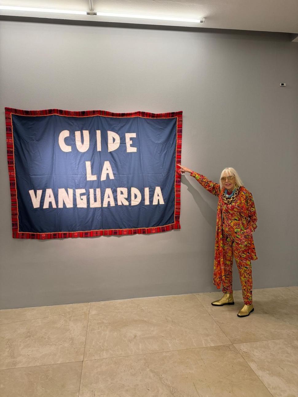 VISITA. Marta Minujín posa con una de las obras más relevantes de la muestra. De 2017, “Cuide la vanguardia”.