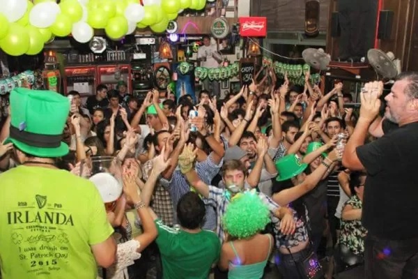 FESTEJO. Todos los años el Bar Irlanda reúne a las personas para festejar.