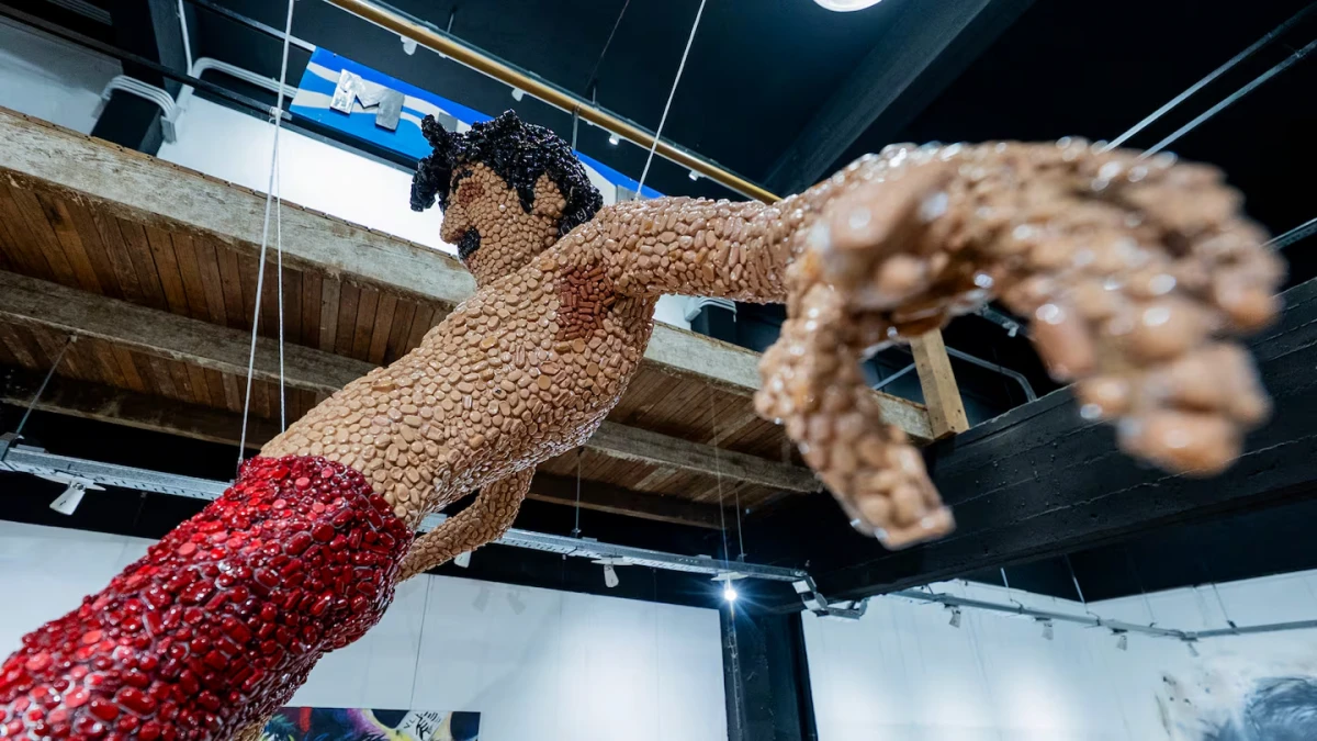 A 25 años del salto de Charly García, artistas crearon una escultura a escala real con blíster de pastillas.