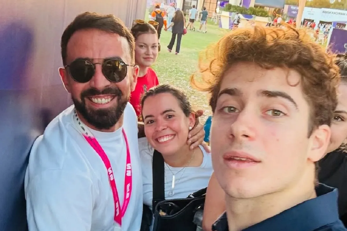 CON LOS ARGENTINOS. Franco Colapinto se tomó fotos con los fanáticos en Australia.