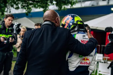 El llanto de Hadjar tras accidentarse en la Fórmula 1 generó polémica en Red Bull: Fue vergonzoso