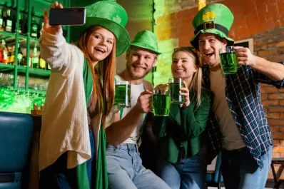 Día de San Patricio: prepará la famosa cerveza verde en casa fácil y rápido