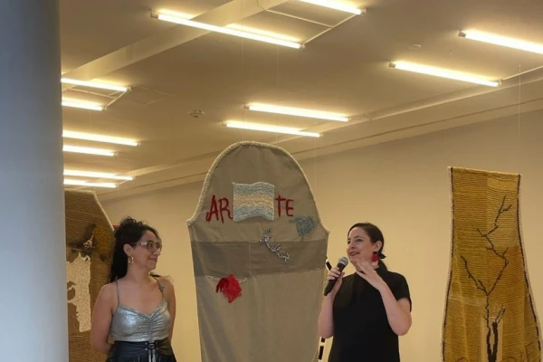 Lucrecia Lionti: una tucumana expone textos y tejidos en el Malba