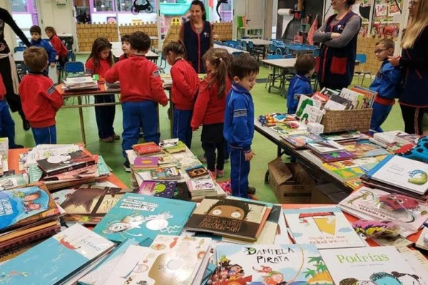 Continúa la primera Feria del Libro Infantil Juvenil