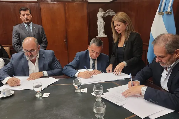 SAT, UNT y Provincia firmaron un convenio para proteger la calidad del agua en El Cadillal y La Angostura