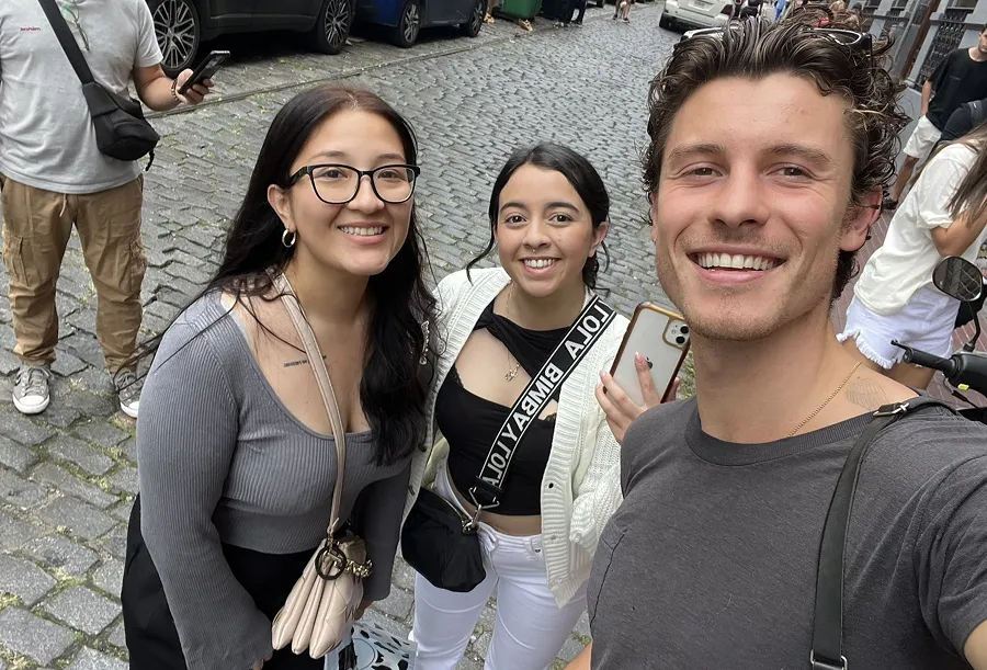 Unas pocas fanáticas se toparon con Shanw Mendes en las calles de Buenos Aires.