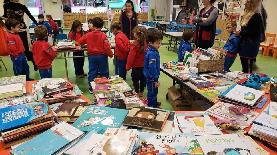 COMBO IDEAL. Los niños y los libros, juntos en la feria del parque 9 de Julio.