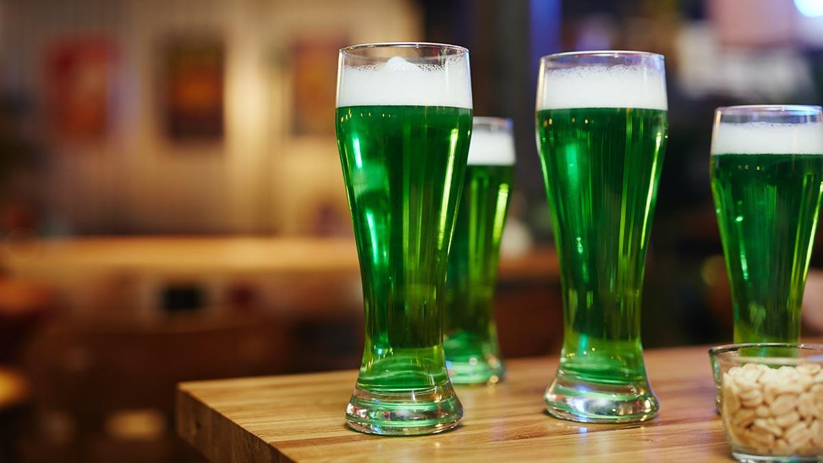 Día de San Patricio: prepará la famosa cerveza verde en casa fácil y rápido