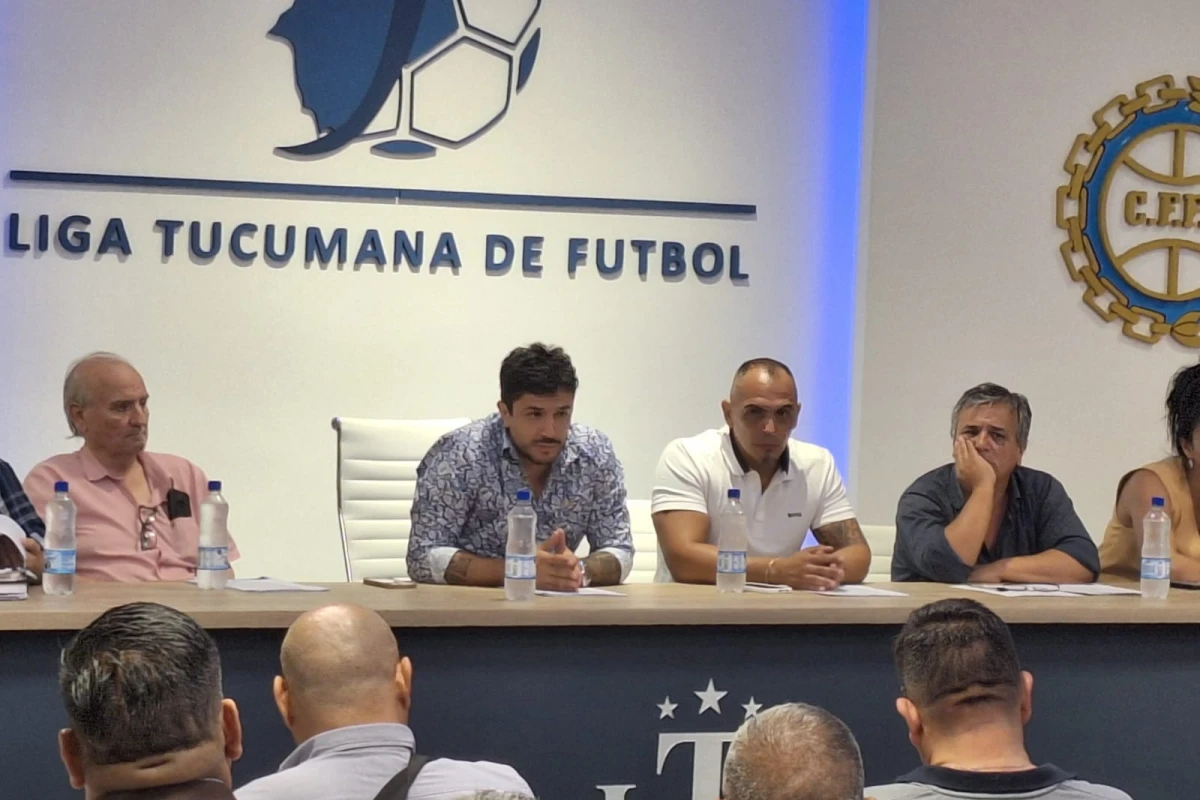 ANFITRIONES. En el centro, Eduardo Monteros, presidente de la Liga, junto a Darío Zamoratte (remera blanca), el Secretario de la Liga Juan Roldan (camisa gris) y el vice segundo Daniel Funes (camisa roja).