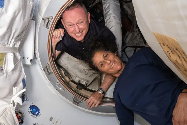 Astronautas regresan a casa tras nueve meses en el espacio