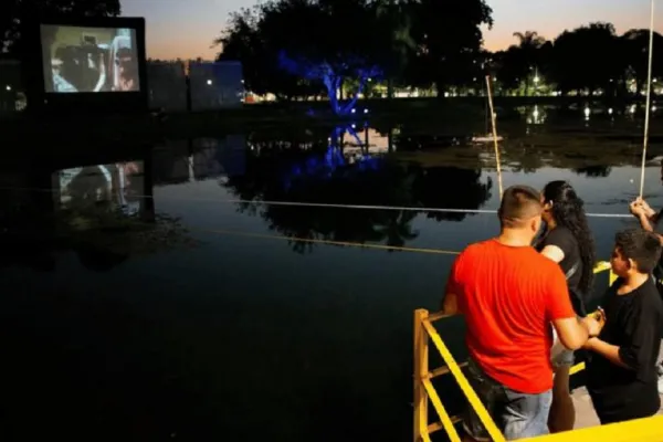 Cine y cumbia en el Lago San Miguel