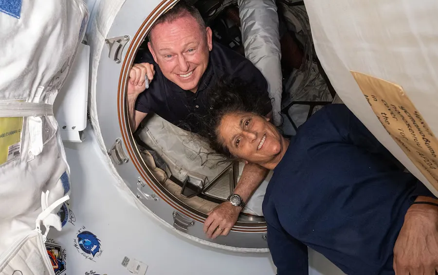 Astronautas regresan a casa tras nueve meses en el espacio