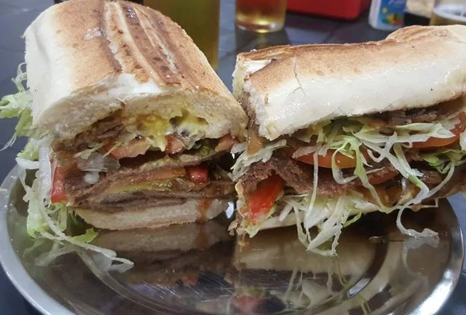 EL MEJOR. El verdadero sandwich de milanesa tucumano se podrá disfrutar toda la semana.