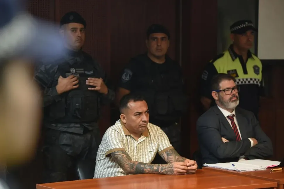  Miguel “Miguelón”UN AÑO ATRÁS. Figueroa aparece junto a su defensor, Macario Santamarina, en un momento del debate. La Gaceta / foto de Juan Pablo Sánchez Noli