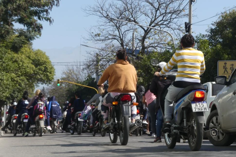¿REEMPLAZO? Los tucumanos utilizan todos los medios de transporte, pero mientras los viajes en colectivo son menos, las motos cada vez son más.
