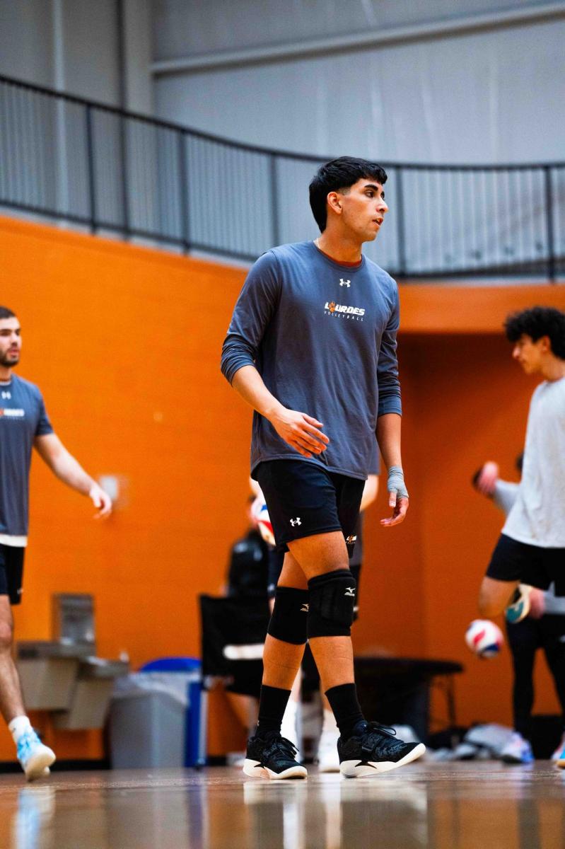 DISFRUTA DEL PROCESO. López aseguró que en la Universidad le regalan las pelotas de vóley que ya fueron utilizadas.