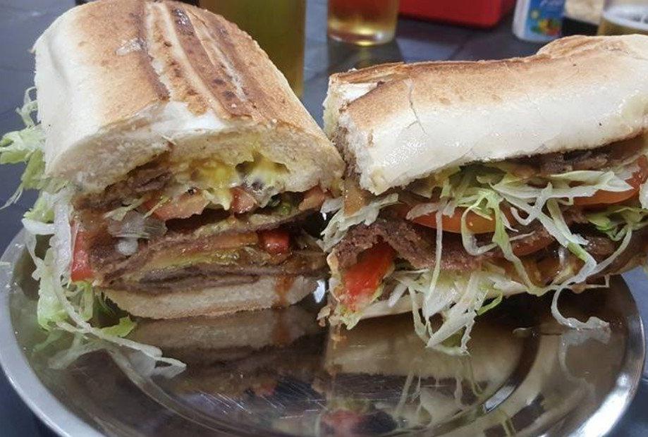 El verdadero sandwich de milanesa tucumano jamás se serviría frío. Mucho menos envuelto en papel film.