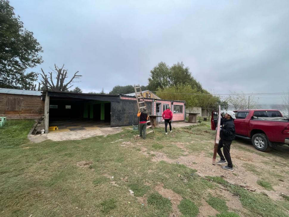 TRABAJO. Empleados retiran objetos del emprendimiento “El Pelao”.