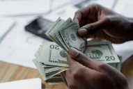 Tras tocar los $1.300, el dólar blue cayó: a cuánto se vendió en Tucumán