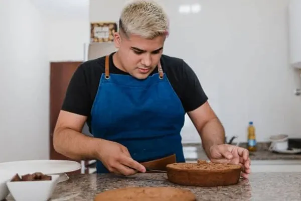 Con pasteles, redes y actitud de repartidor, sobrevivió al virus e impuso su marca personal