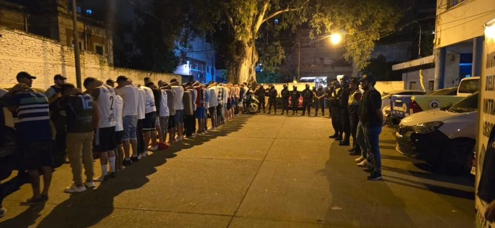 TODOS CONTRA LA PARED. Los demorados por la Policía fueron trasladados a la sede de la ex Brigada de Investigaciones para ser identificados.