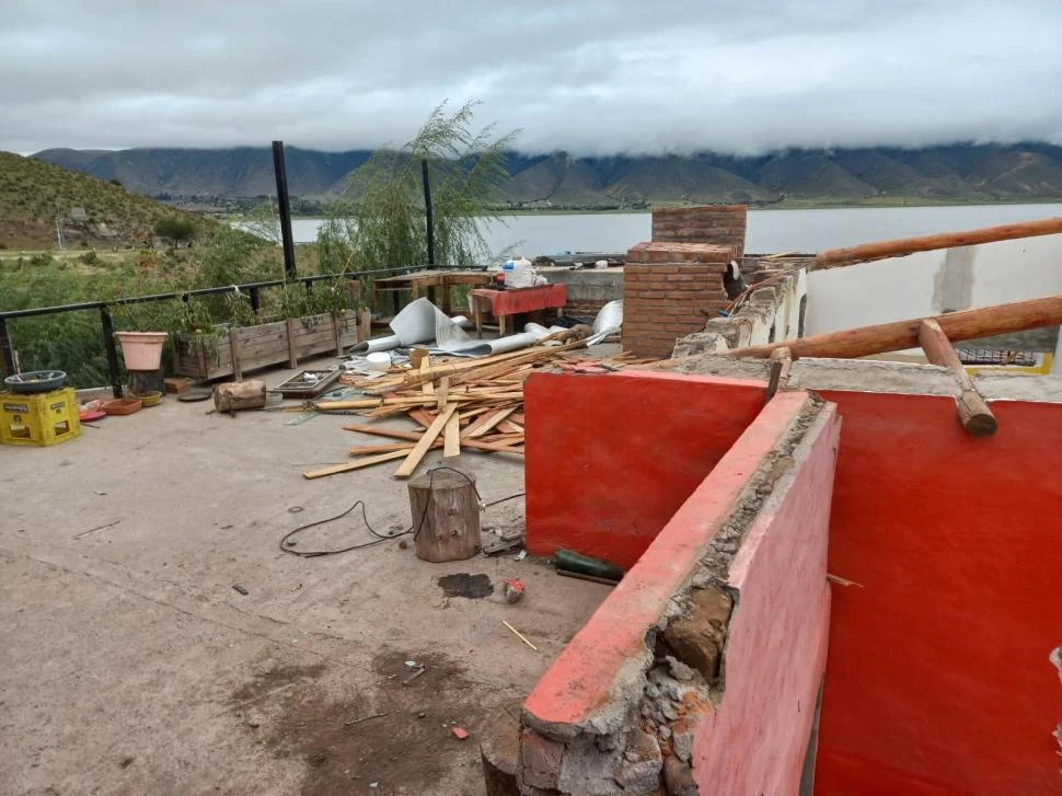 EN LA ENTRADA. Los restos que quedaron de la confitería.