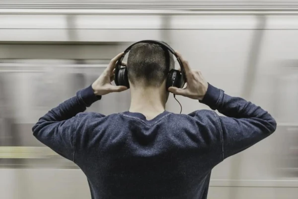 Auriculares, boliches y recitales: por qué la audición de miles de jóvenes está en peligro