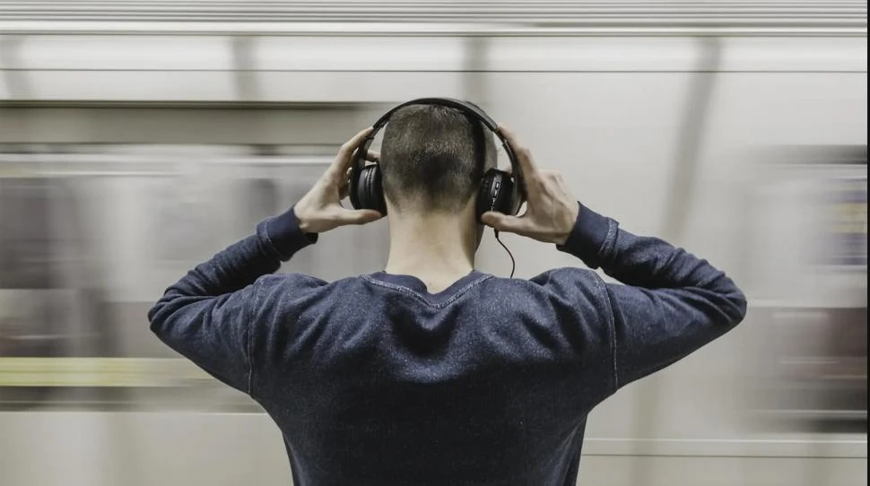 PERJUDICIAL. Los auriculares con el volumen al máximo forman parte de la contaminación auditiva que hace perder parte de la escucha.