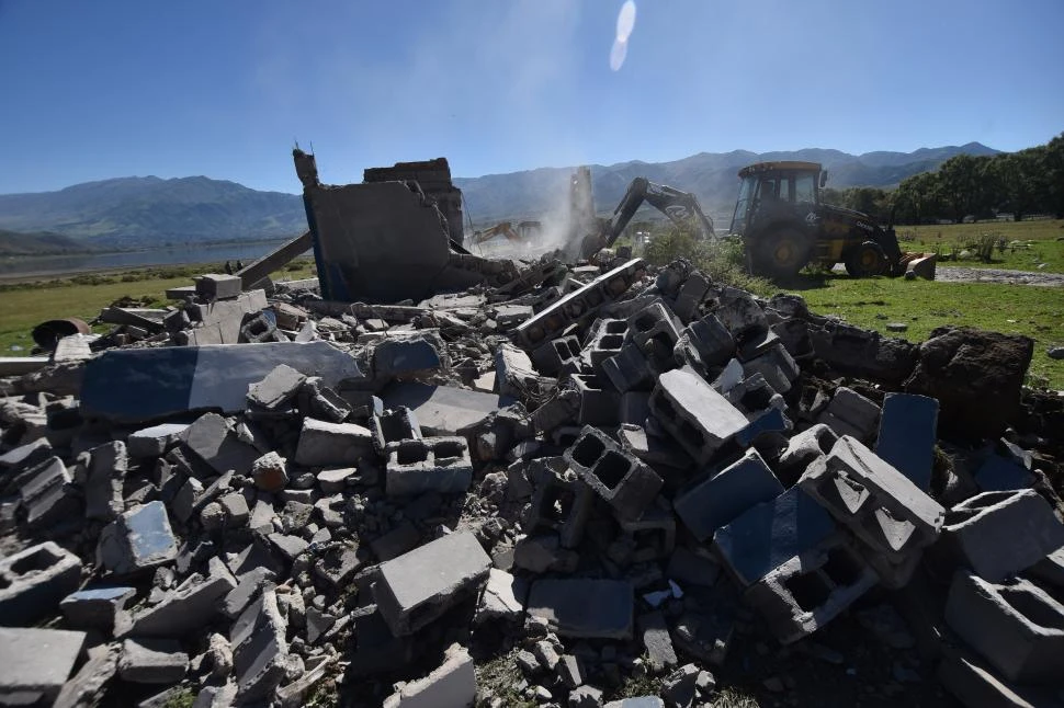 DEMOLICIÓN. El primer predio destruido fue el club de fútbol Tres Cruces que había sido ocupado por la Comunidad Diaguita El Mollar (Cidem). la gaceta / fotos de osvaldo ripoll