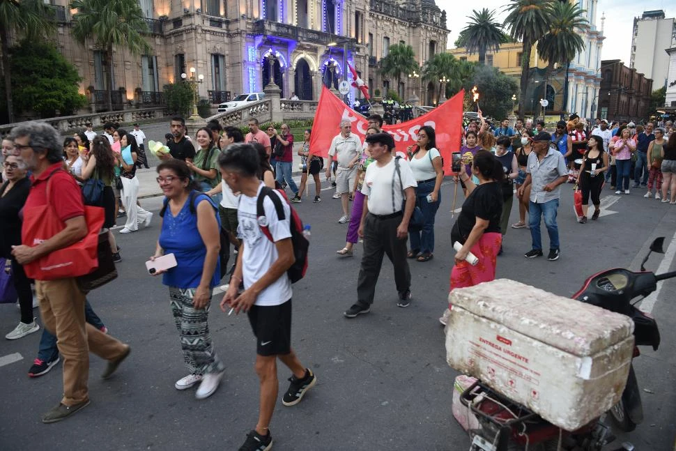 SIN INCONVENIENTES. Dirigentes sociales y políticos marcharon junto a jóvenes por la plaza Independencia.