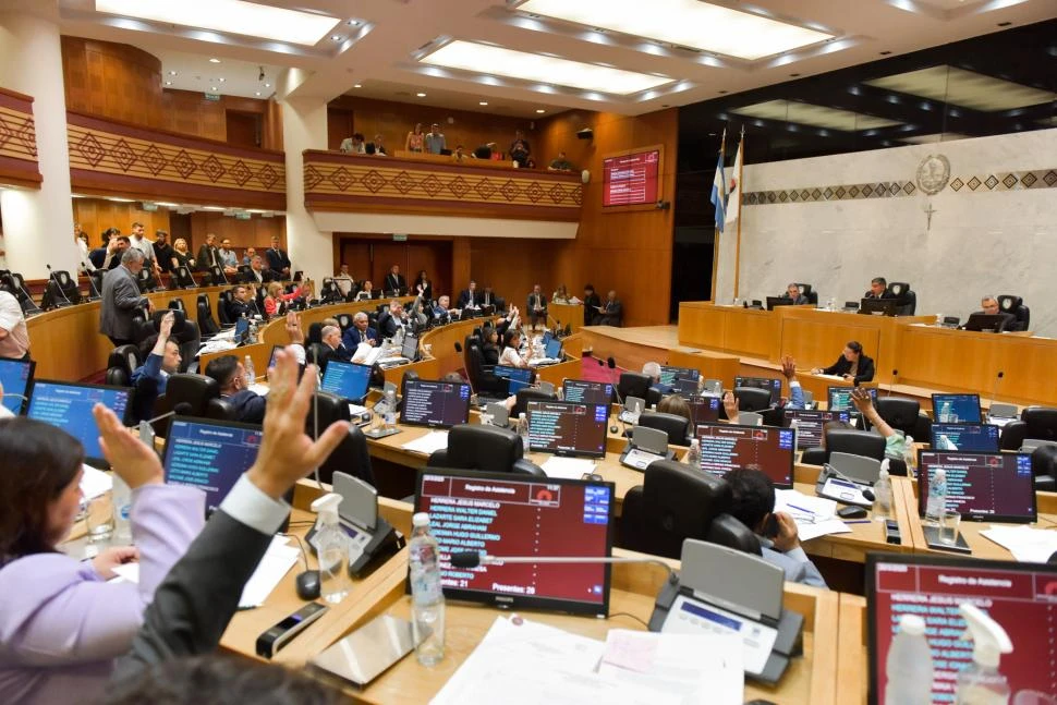 EXTENSA SESIÓN. El debate se extendió durante más de ocho horas con una quincena de temas aprobados.