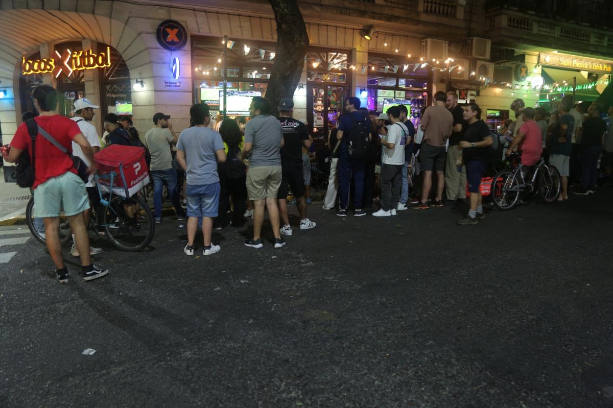 Las calles de Buenos Aires se tiñeron de celeste y blanco para ver a la Selección frente a Uruguay
