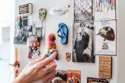 Por qué los imanes en la heladera pueden ser un problema, según expertos