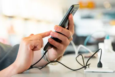 El motivo por el que no debes usar el celular mientras está cargando