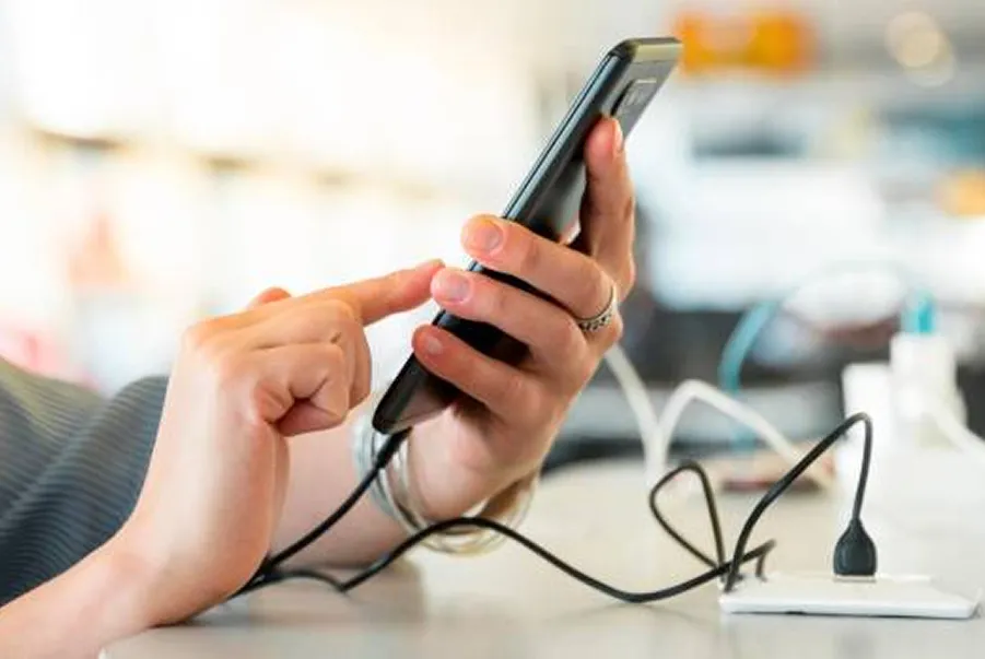 El motivo por el que no debes usar el celular mientras está cargando