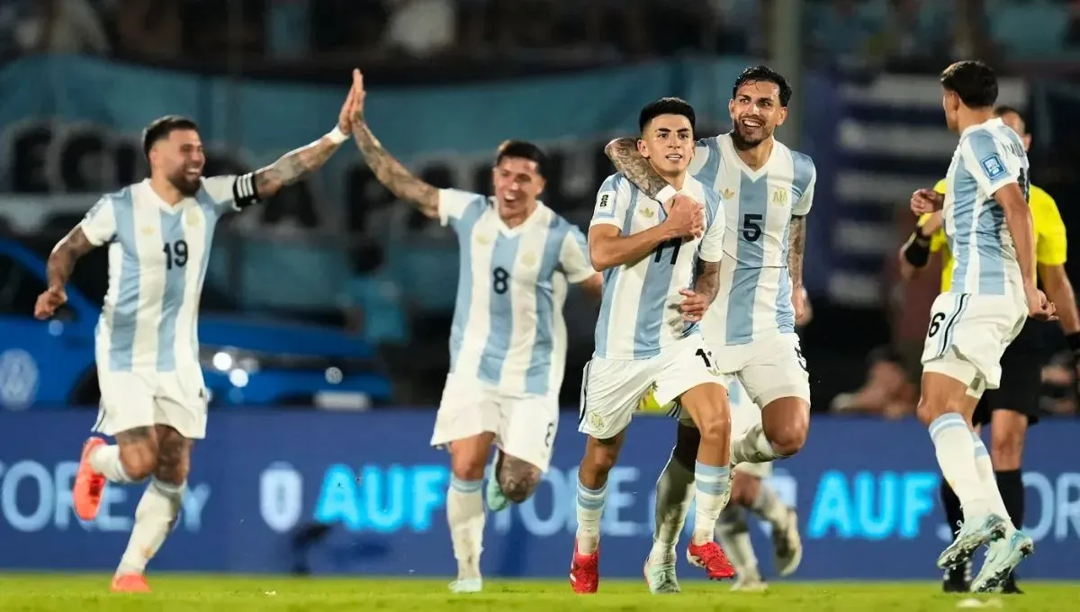 FESTEJO. La Selección Argentina viene de vencer a Uruguay 1-0, con gol de Thiago Almada.