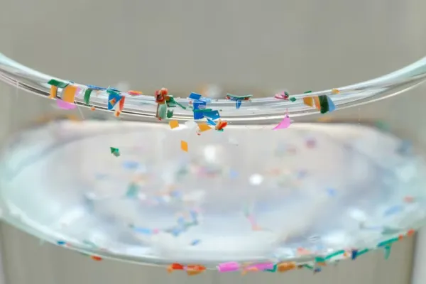 Alerta por microplásticos en el agua: ¿cómo eliminarlos de forma sencilla?