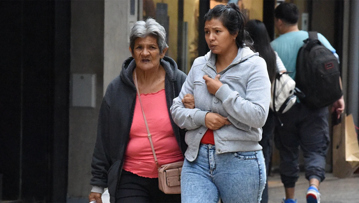 ABRIGADAS. Las tucumanas y tucumanos debieron salir a la calle con ropa más invernal debido al descenso de la temperatura.