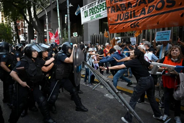 Tensión en la marcha de jubilados hacia el Congreso