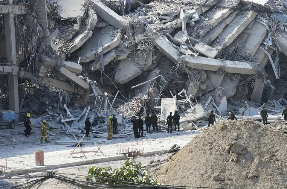 Una estructura gigante dejó atrapados a 40 trabajadores.