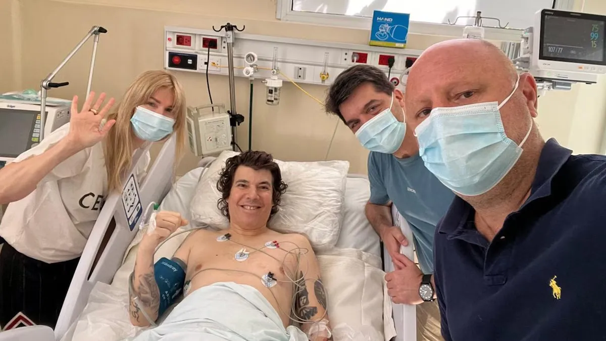 TRAS LA CIRUGÍA. Maxi Trusso en su cama del hospital Rivadavia junto a su esposa Tracy Shanahan, su manager Mariano Israelit y su stage manager Ariel del Río.