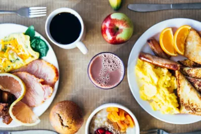 ¿Debería desayunar con proteína o carbohidratos? la recomendación de una nutricionista