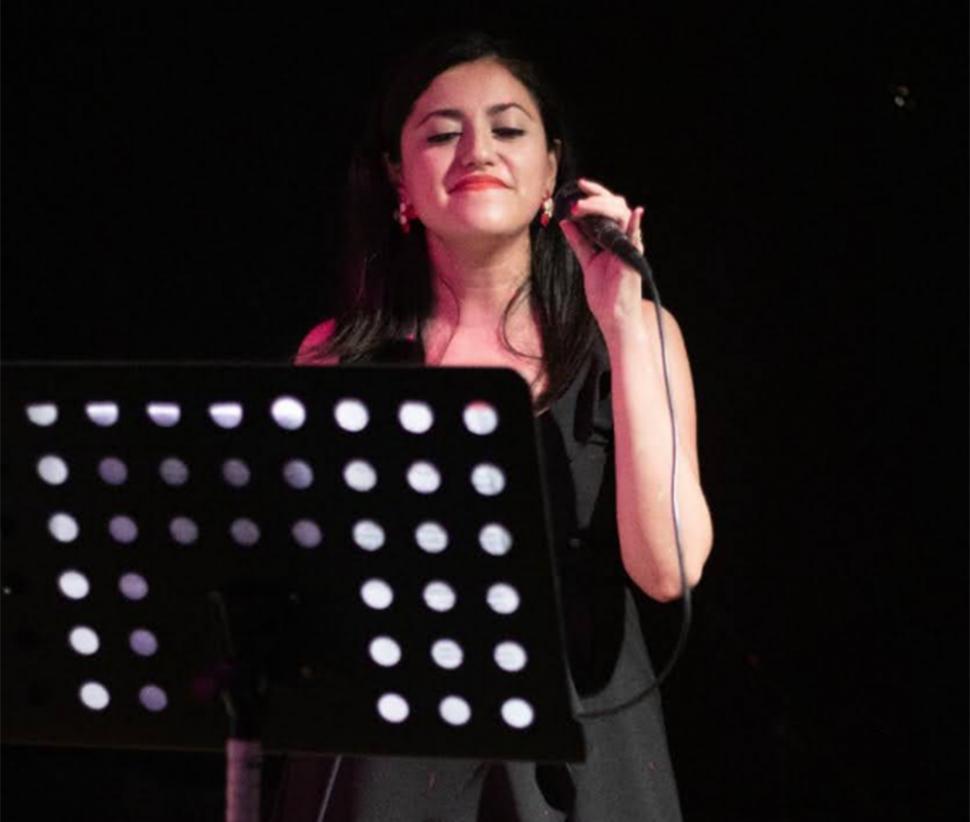 LA FUERZA. Lourdes sostiene la carta que simboliza la valentía y el coraje.